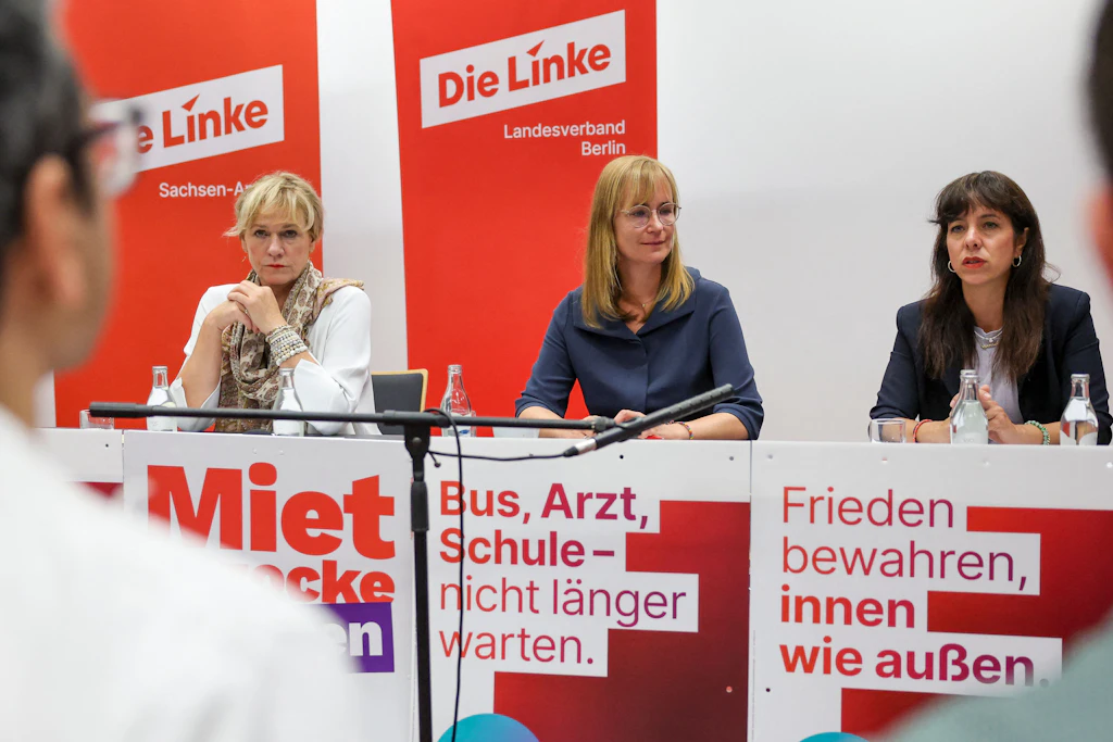 Die Linke-Spitzenkandidatinnen (v.l.) Simone Oldenburg (Mecklenburg-Vorpommern), Eva von Angern (Sachsen-Anhalt) und Elif Eralp (Berlin).