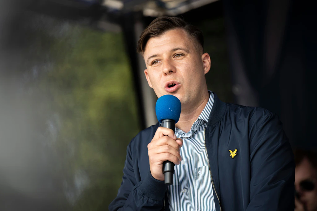 Jean-Pascal Hohm, Vorsitzender der AfD-Jugendorganisation Generation Deutschland, hält eine Rede bei einer Kundgebung.