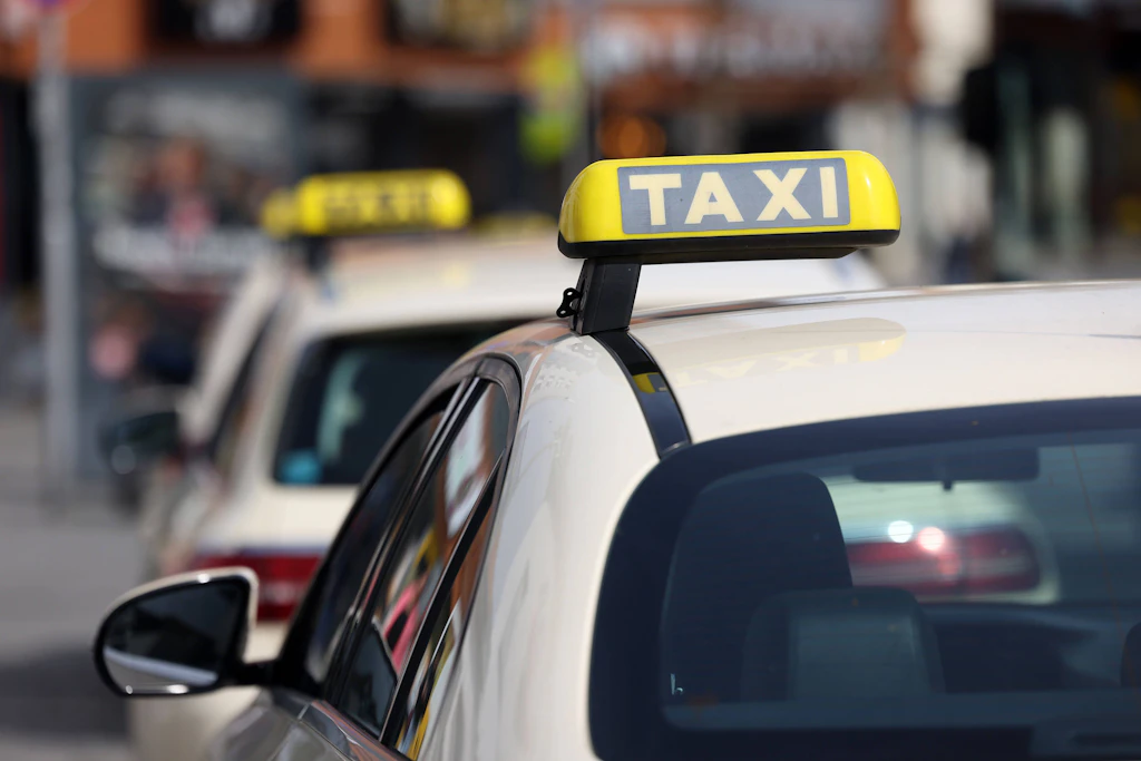 „Handbremsen-Methode“: Regierung ermittelt gegen dreisten Taxi-Trick am Bahnhof