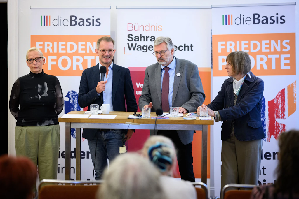 Josephine Thyrêt (l-r.), Alexander King (beide BSW), Dieter Bonitz und Carola Muysers (beide dieBasis) bei einer gemeinsamen Pressekonferenz in Berlin.
