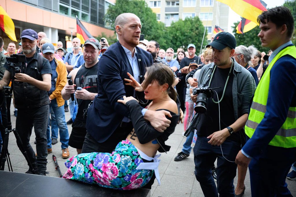 Polizeibeamte führen eine Femen-Aktivistin ab, die den Auftritt von Beatrix von Storch bei einer AfD-Wahlkampfveranstaltung in Lichtenberg störte.