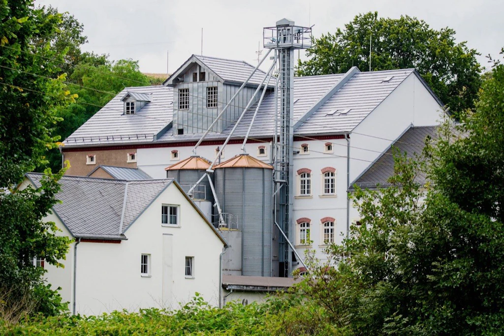 Die Miltitzer Mühle ist für ihre Bio- und Demetermehle bekannt. Das Mühlrad wird seit hunderten Jahren mit Wasserkraft angetrieben.