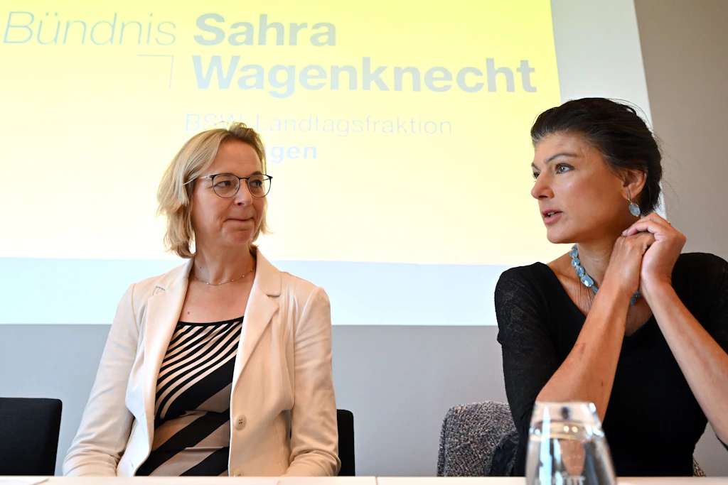Sahra Wagenknecht (r), Parteivorsitzende des BSW, und Katja Wolf (l), Thüringens BSW-Landeschefin, Finanzministerin und stellvertretende Ministerpräsidentin von Thüringen.