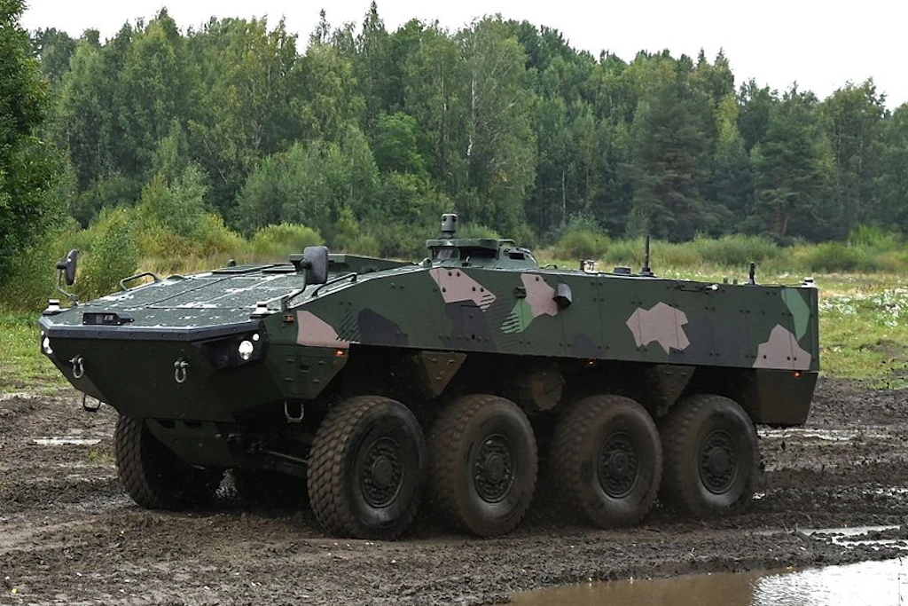 Ein Patria AMV fährt ferngesteuert über das Testgelände Parola in Finnland. Der Bediener saß während der Vorführung mehr als 7800 Kilometer entfernt in Tokio.