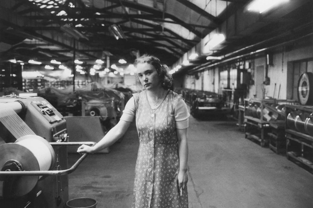 Frau in der Spinnerei Venusberg (kurz vor der Abwicklung), Flöha, Sachsen, Deutschland, 1992