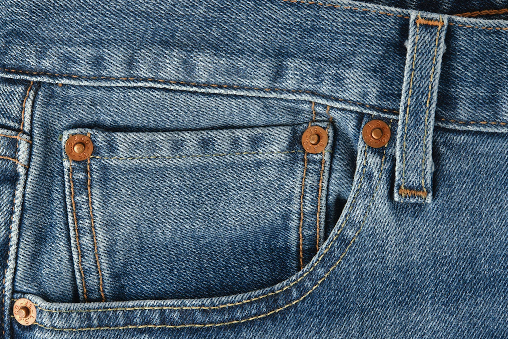 Die kleine Tasche mit den Nieten gehört zur Levis und findet sich auch bei vielen anderen Jeans-Hosen.
