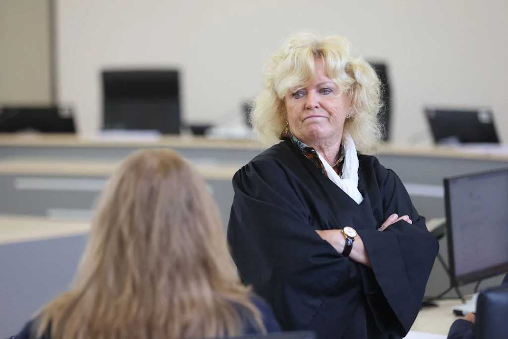 Die Mutter von Fabian und Nebenklägerin (l.) mit der Nebenklagevertreterin Christine Habetha im Verhandlungssaal des Landgerichts Rostock.