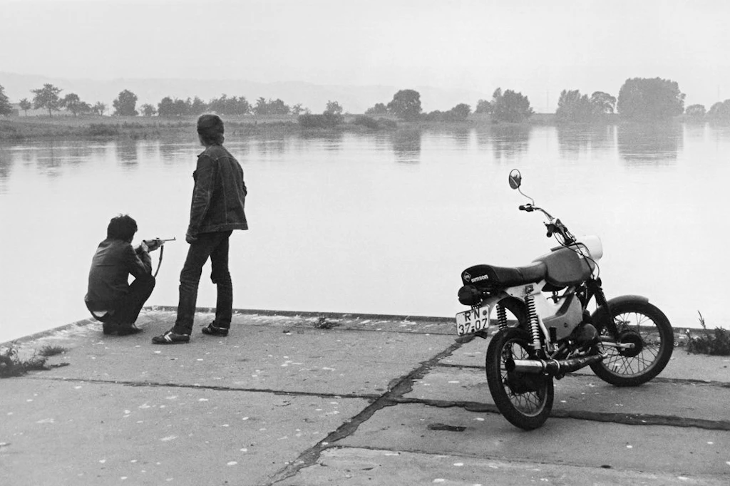 Jugendliche mit Motorrad und Gewehr an der Elbe, Radebeul, Sachsen, DDR, 1984