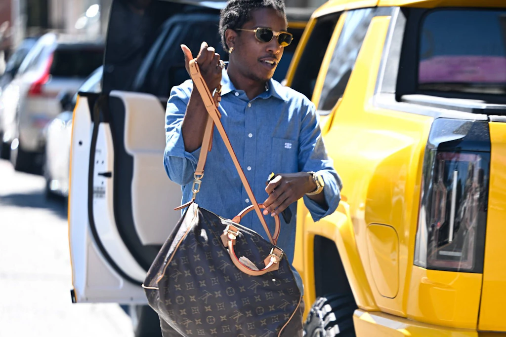 A$AP Rocky unterwegs in Los Angeles: Der Rapper zeigt wie moderne Männermode funktioniert - mit Handtasche zum Streetstyle-Look.