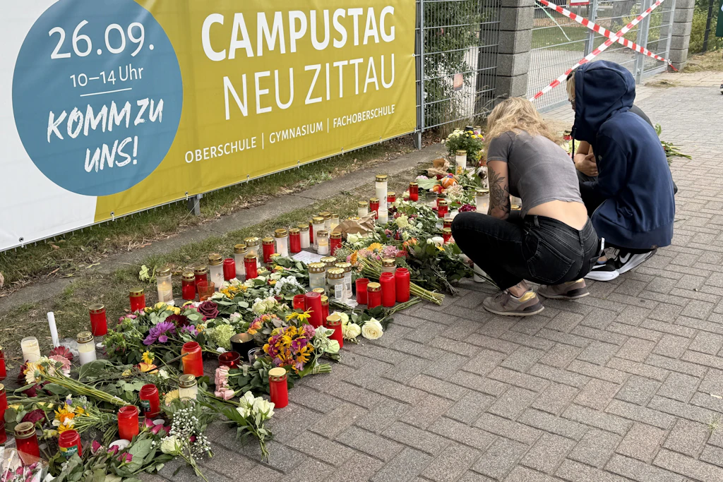 Schülerinnen trauern an der Docemus-Privatschule um eine Mitschülerin und einen Erzieher. Sie wurden am Donnerstag bei einem Messerangriff getötet.