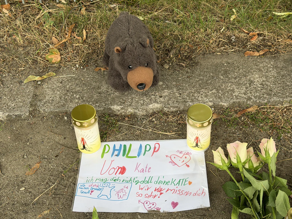 Trauer um den beliebten Horterzieher Philipp. Er wurde bei einem Messerangriff auf einem Schulhof in Neu Zittau getötet.