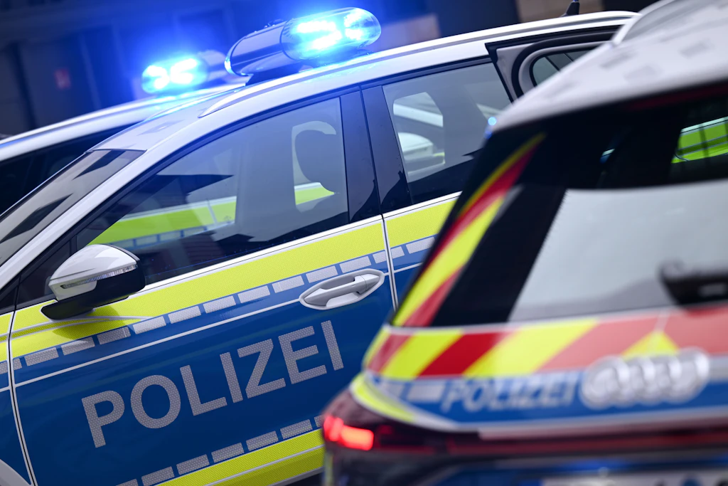 Polizeikräfte führen einen Einsatz durch. (zu dpa: „Polizei: Mann verletzt Frau mit Messer tödlich»)