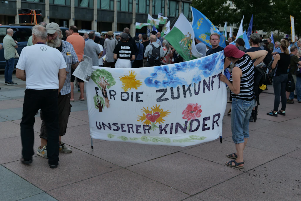 Die Ostdeutschen treibt es schneller aufs Straßenpflaster als ihre westdeutschen Landsleute, schreibt der Autor und liefert Erklärungsansätze.