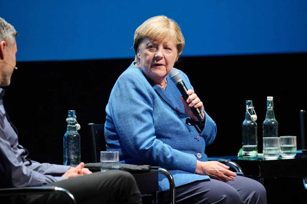 Angela Merkel am Samstagabend im Haus der Berliner Festspiele, im Gespräch mit Meron Mendel von der Bildungsstätte Anne Frank.