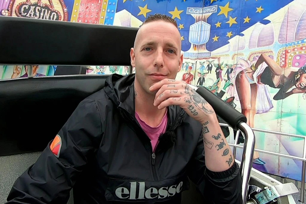 Chris aus Duisburg lebt vom Staat und will nicht arbeiten gehen. Trotzdem hat er viel Geld für Partys, Glücksspiel und Tattoos übrig, schließlich ist der Kühlschrank voll.