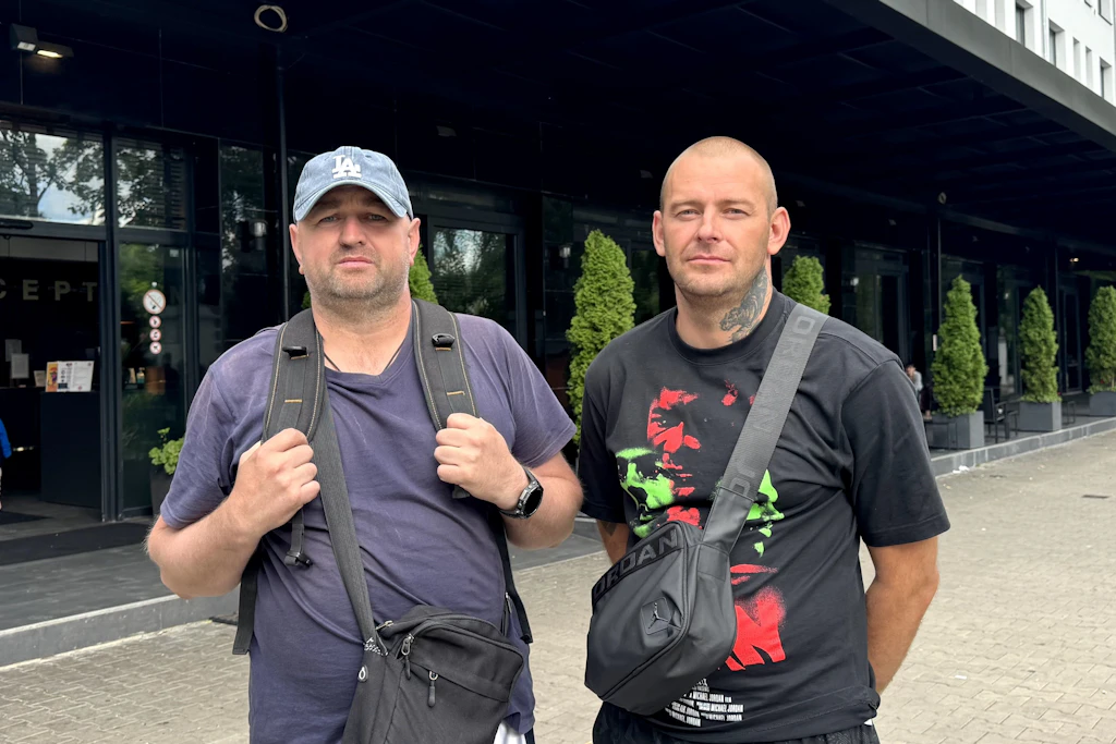 Juri (l) und Roman vor dem Flüchtlingsheim, in dem vergangene Nacht eine Matratze angezündet worden sein soll