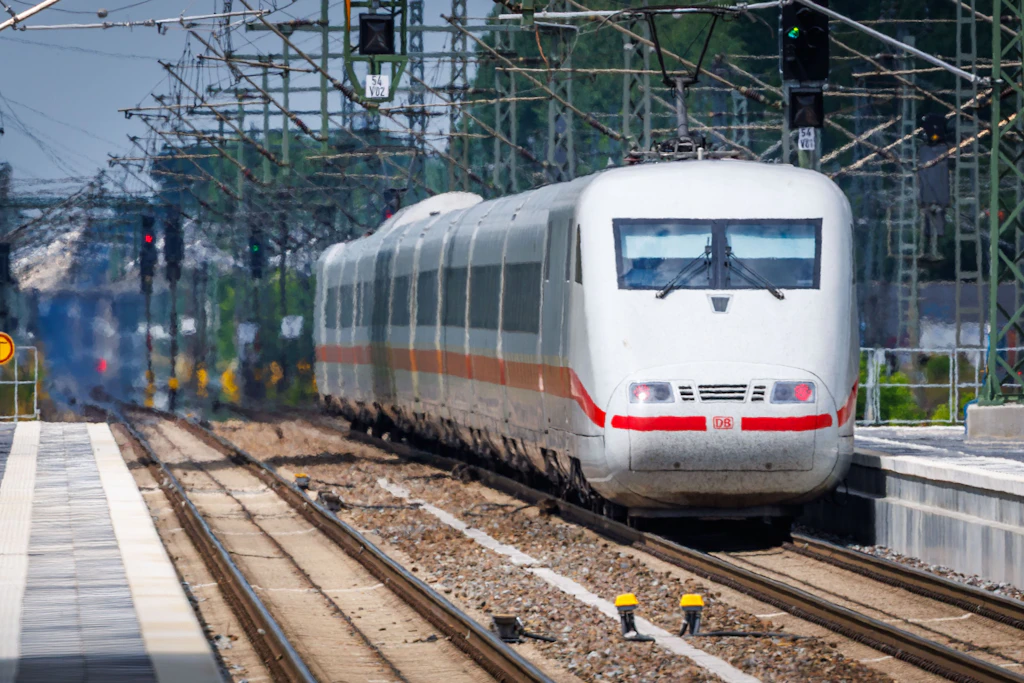Mitte Juni war die Bahnstrecke Hamburg-Berlin endlich wieder frei, hier fährt ein ICE im Bahnhof Ludwigslust ein.
