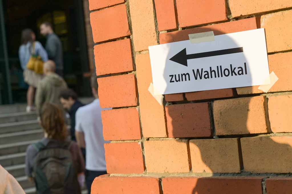 Auf der Wahlbenachrichtigung ist angegeben, ob das jeweils zugeordnete Wahllokal barrierefrei ist.