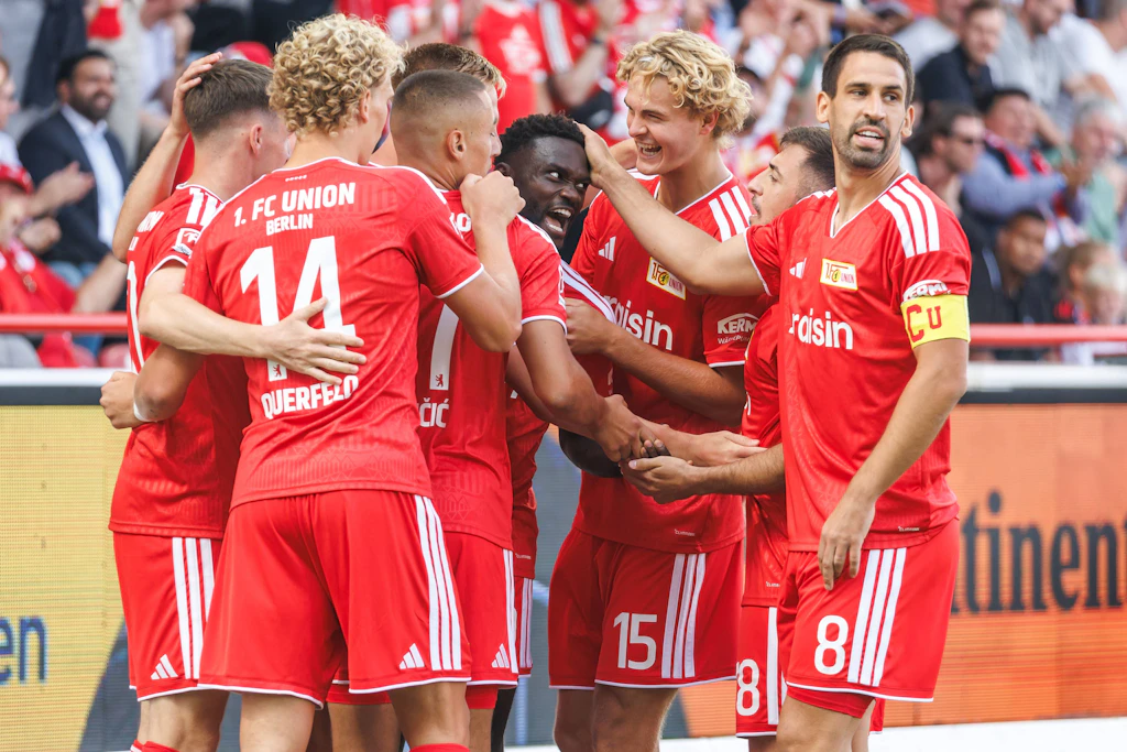Die Spieler des&nbsp; 1. FC Union Berlin jubeln gegen Eintracht Frankfurt.