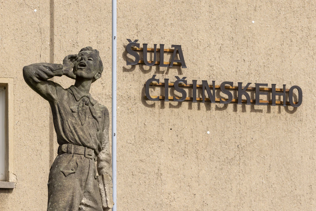 Die sorbische Grundschule Sula Cisinskeho in Panschwitz-Kuckau: Die Beseitigung des Lehrermangels an sorbischen Schulen ist eine hochbrisante, aktuell die bedrängendste Forderung an eine veränderte deutsche Kulturpolitik.