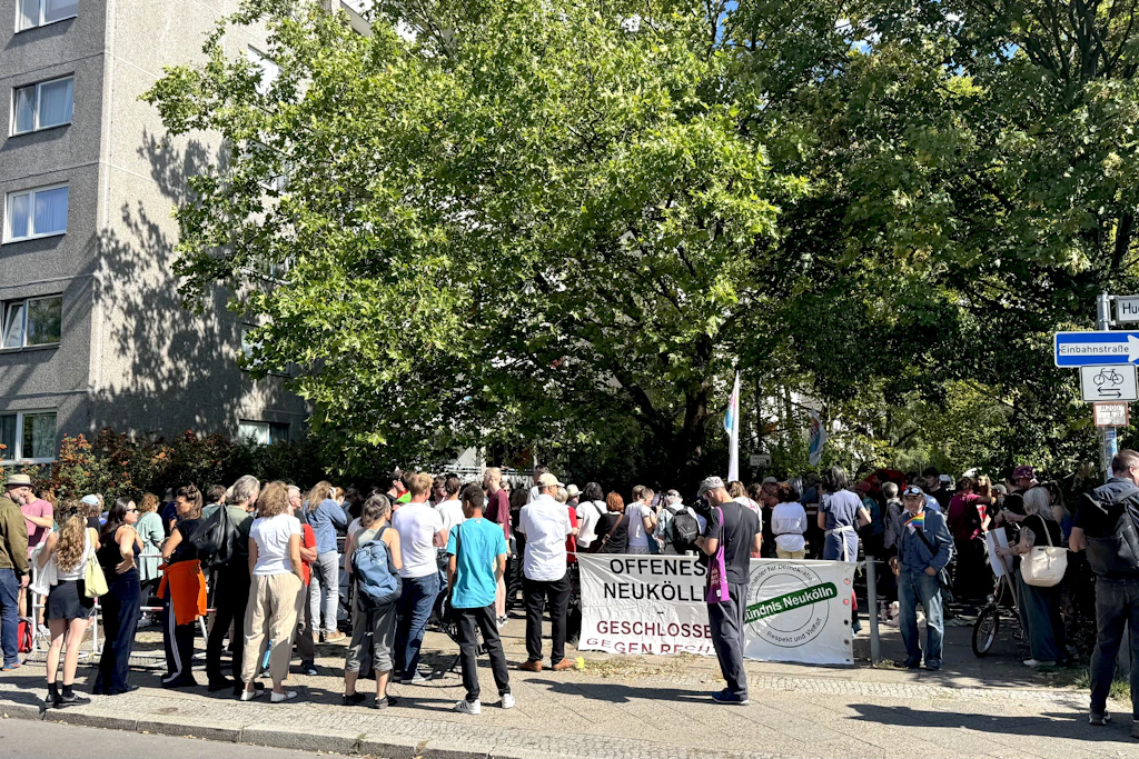 Rund 200 Teilnehmer auf der Demo gegen das Neuköllner AfD-Büro
