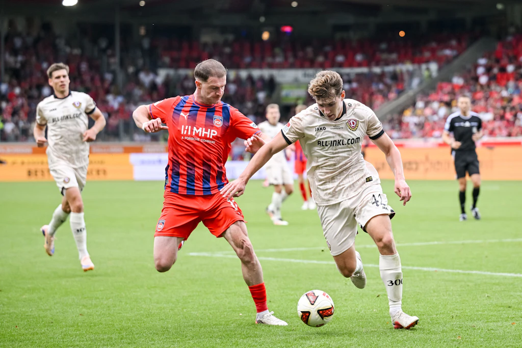 Dynamo Dresden Friedrich Müller (r.) erlbetbten trotz drei eigenen Tore eine klare Niederlage gegen . Budu Zivzivadze (l.) und den&nbsp;1. FC Heidenheim 1846.