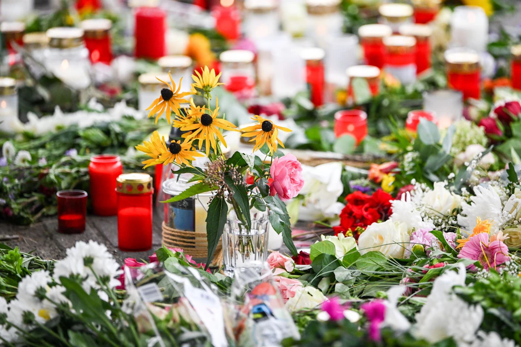 An einer Schule in Gosen-Neu Zittau wird um die zwei Toten getrauert. Nun gab es die nächste Bluttat – nur wenig Kilometer entfernt.