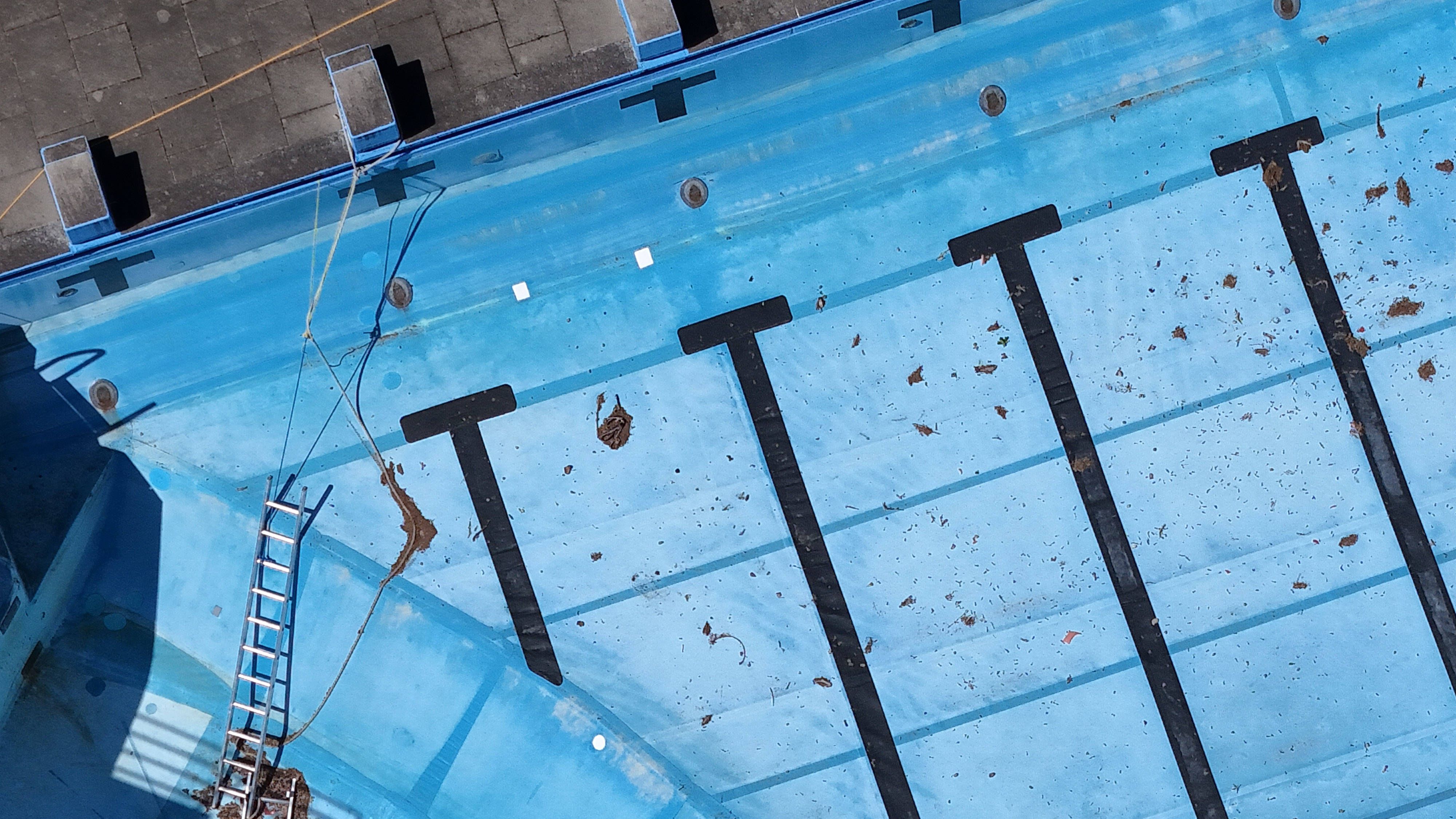 „Die braune Herausforderung“: Ekel-Trend aus Spaniens Schwimmbädern schockt die Welt