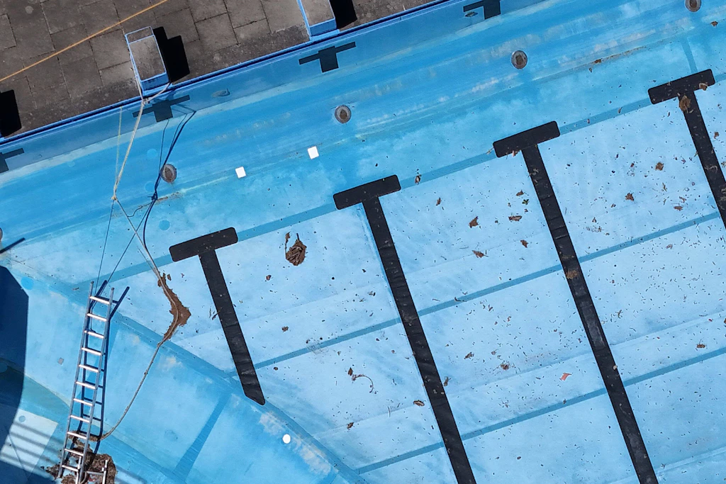 Nach einem Fund im Wasser wird hyperchloriert – im schlimmsten Fall wird das Becken abgelassen. (Symbolbild)