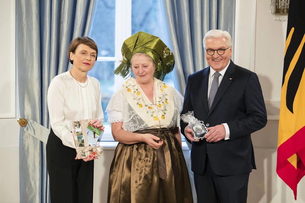 Deutsch-sorbisches Stelldichein: Bundespräsident Frank-Walter Steinmeier (r.) und seine Frau Elke Büdenbender (l.) posieren im Januar 2019 für ein Bild mit Babett Zenker. Letztgenannte leitete über drei Jahrzehnte das Heimatmuseum in Dissen/Dešno.
