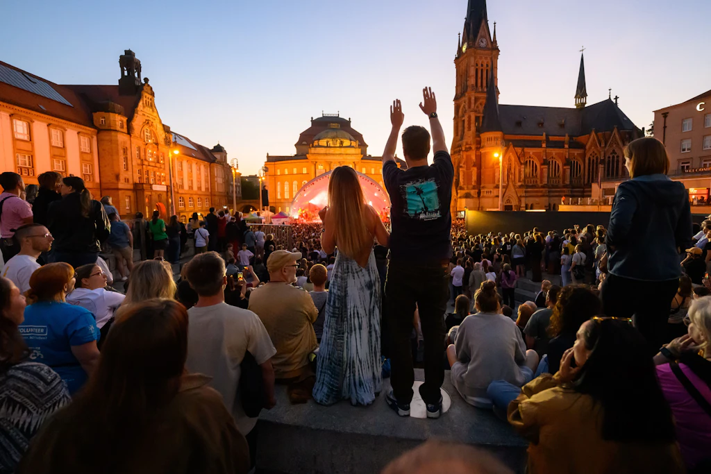Das Kosmos-Festival in Chemnitz, 2018 nach den Ereignissen rund um den gewaltsamen Tod eines jungen Mannes und den daraus resultierenden Protensten entstanden, hat im Kulturhauptstadtjahr noch einmal einen Schub erhalten.