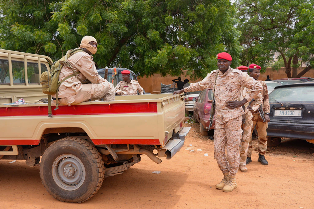 Nigrische Nationalgardisten. In Niamey ist es in der Nacht zu Schüssen und Explosionen gekommen.