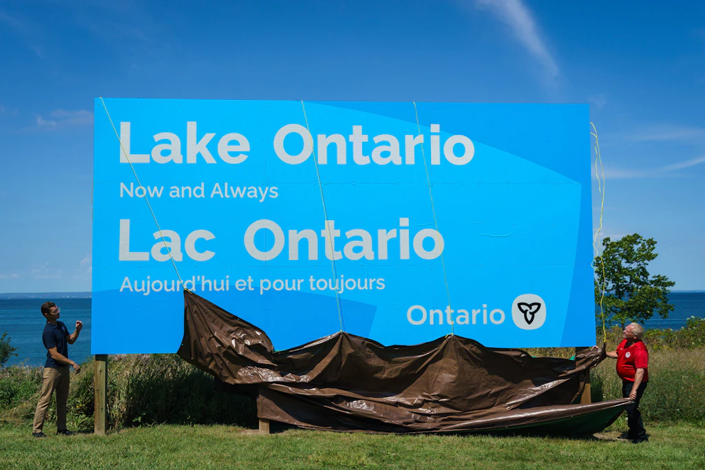 Der Premier von Ontario, Doug Ford (r.), und der Abgeordnete Sam Oosterhoff enthüllen am 29. August 2026 ein neues „Lake Ontario“-Schild.