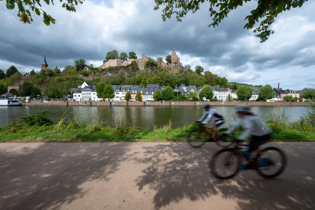 In Rheinland-Pfalz, wie hier an der Saar bei Saarburg, werden nur wenige Regenwolken erwartet.