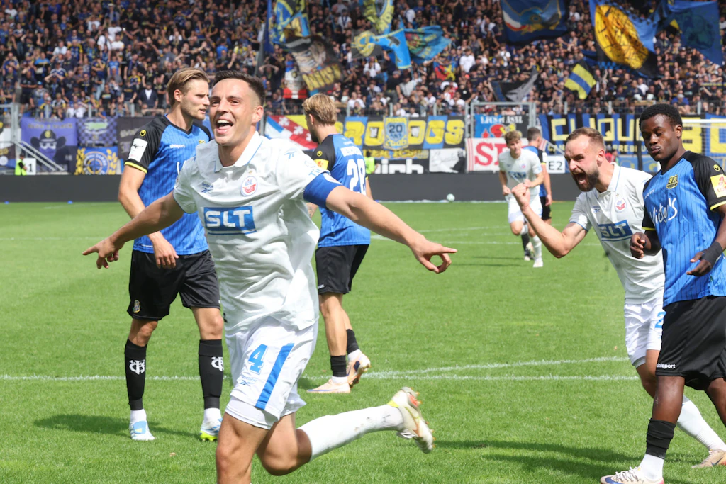 Kenan Fatkic bejubelt seinen Treffer zum zwischenzeitlichen 3:1 für den FC Hansa Rostock beim 1. FC Saarbrücken.