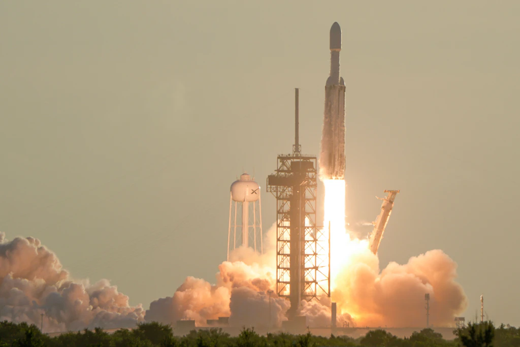 Eine „Falcon Heavy“-Rakete startet mit dem „Nancy Grace Roman Space Telescope“ vom Startkomplex im Kennedy Space Center.