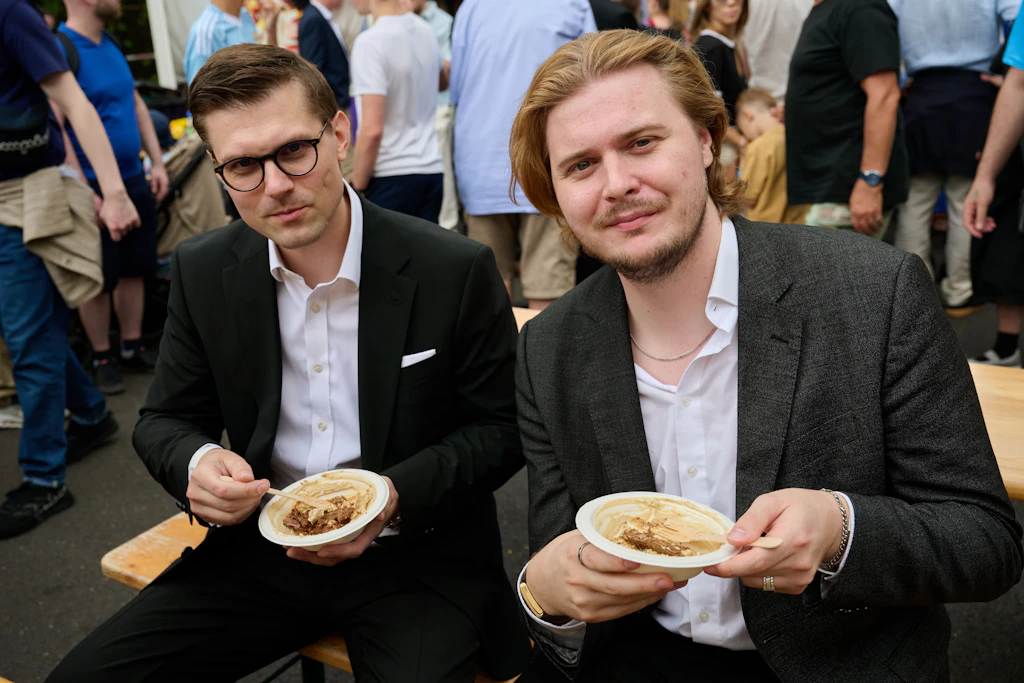 Oscar und Jay sind zwar selbst nicht Teil der jüdischen Gemeinde, unterstützen sie aber - und wünschen sich von der Politik die Gewährleistung ihrer Sicherheit.