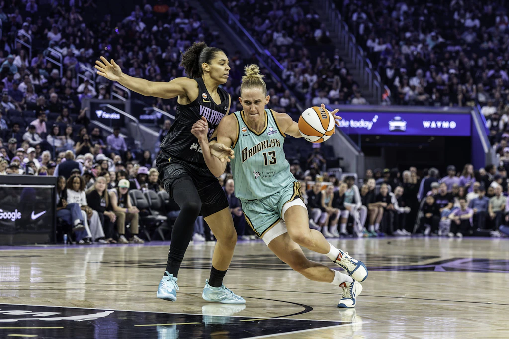 Leonie Fiebich (r.) spielt bei den New York Liberty und ist damit eine von fünf deutschen Spielerinnen in der WNBA.