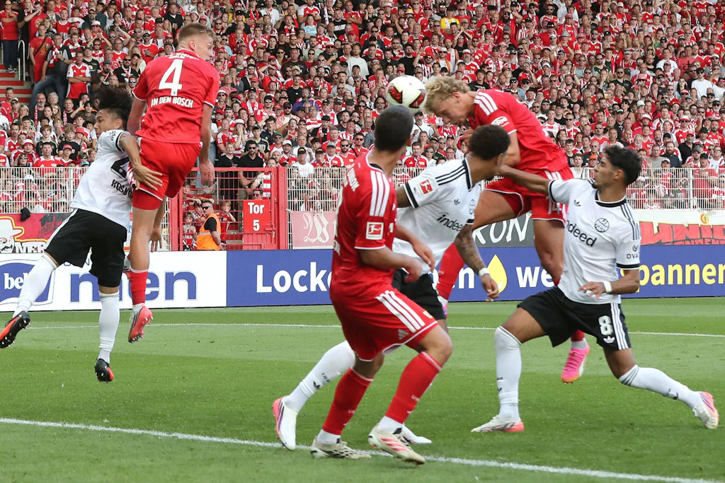 Leopold Querfeld erzielt das Tor zum 2:3 per Kopfball.