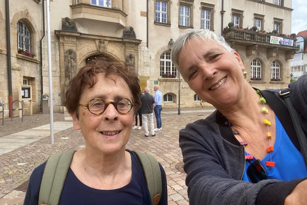 Hella (l.) und ihre Cousine Sandra Rottenberg besuchten diesen Sommer erneut Döbeln, schossen ein Erinnerungsfoto vor dem Rathaus.