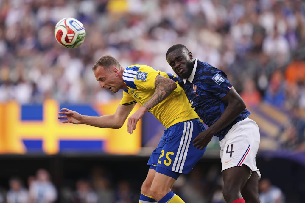 Gustaf Nilsson im Kopfballduell mit Frankreichs Dayot Upameca vor zwei Monaten bei der WM.