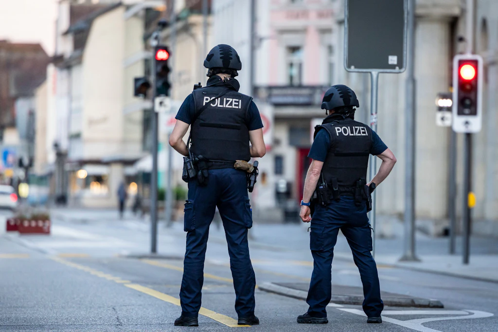 Polizisten patrouillieren auf einer Straße in der Innenstadt von Aarau.