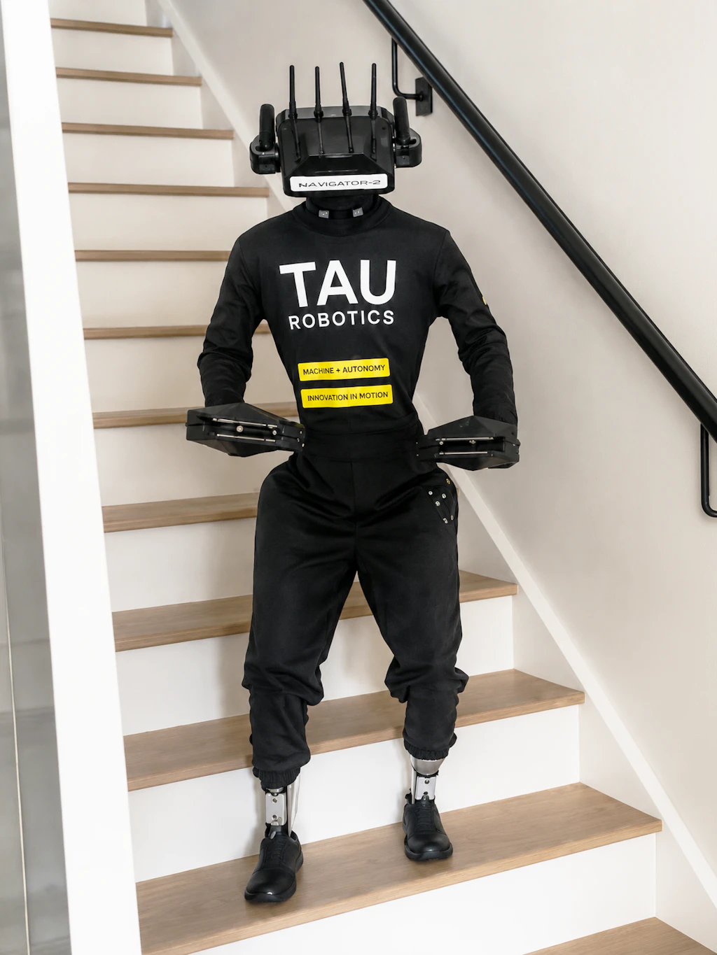 Sogar Treppen steigen kann der humanoide Roboter. Verschiedene Aufgaben kann er aber nicht erfüllen - er hebt etwa keine schweren Gegenstände oder Geräte.