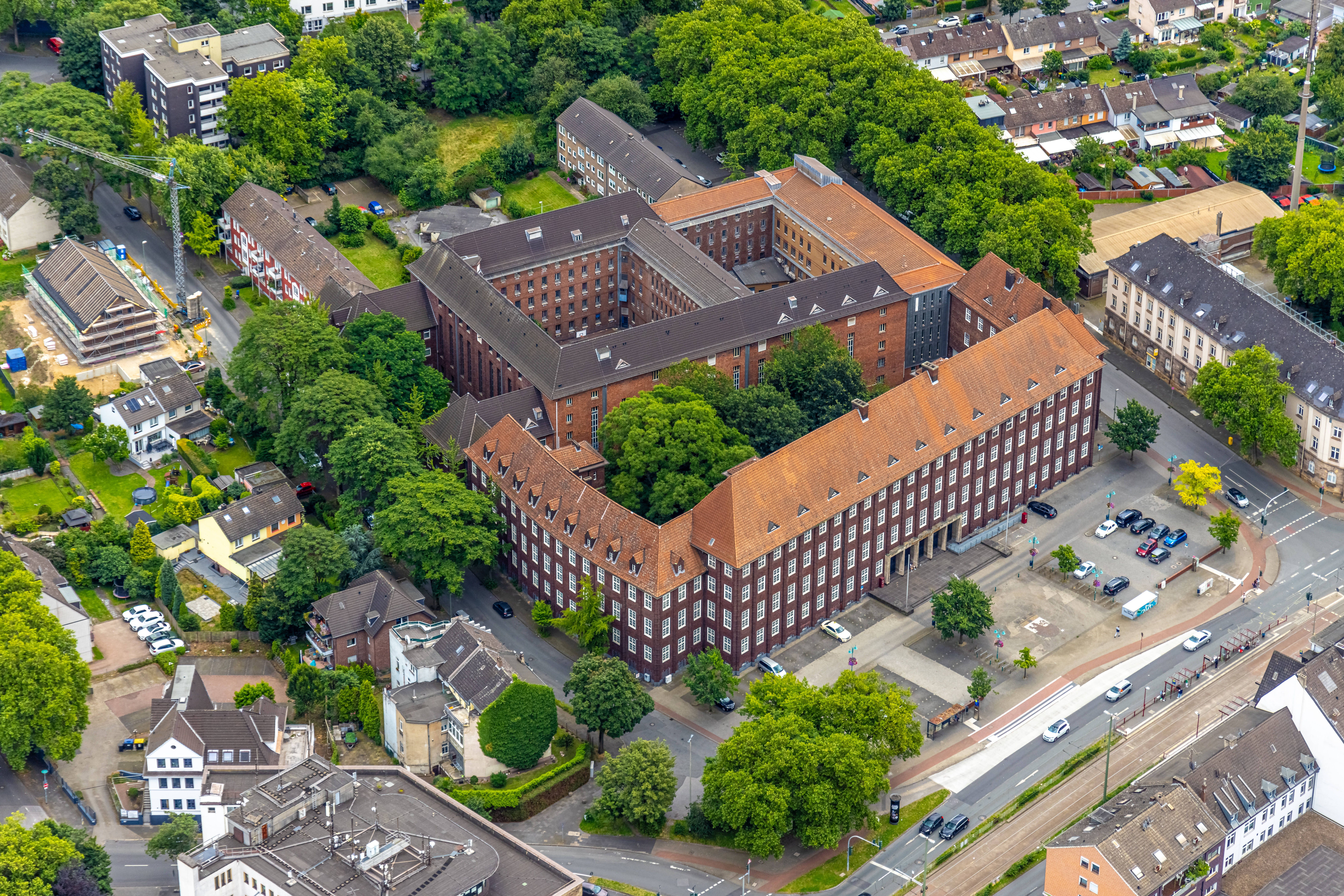 Irrer Gefängnis-Ausbruch am Sonntag: Häftling sägt Gitter durch und flieht übers Dach!