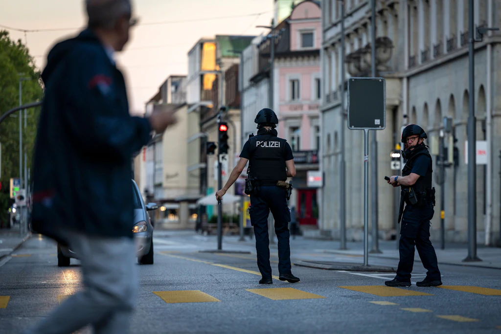 Polizisten patrouillieren auf einer Straße in der Innenstadt von Aarau. 
