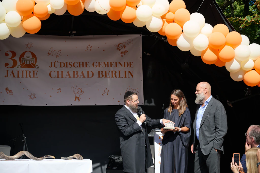 Yehuda Teichtal zeichnet Silke und Holger Friedrich aus.