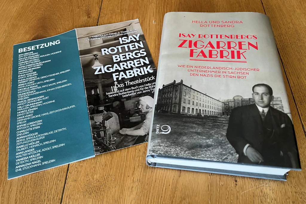 Aus dem Buch wurde nun auch ein Theaterstück, das ein Flyer diesen Sommer bewarb.
