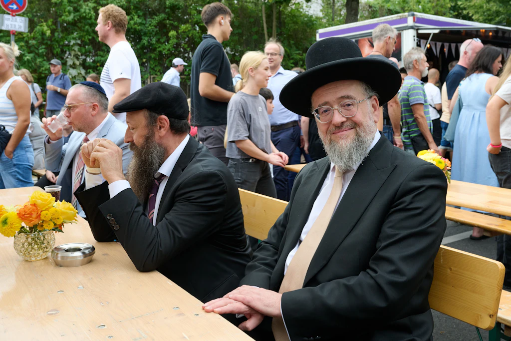 Die Gäste genossen die Gemeinschaft auf dem Straßenfest in der Westfälischen Straße.