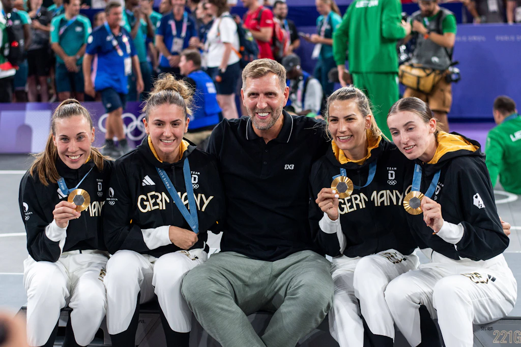 Ein Moment für die Ewigkeit: Svenja Brunckhorst (l.) präsentiert mit ihren Teammitgliedern die olympische Goldmedaille, mittendrin Deutschlands Superstar Dirk Nowitzki.