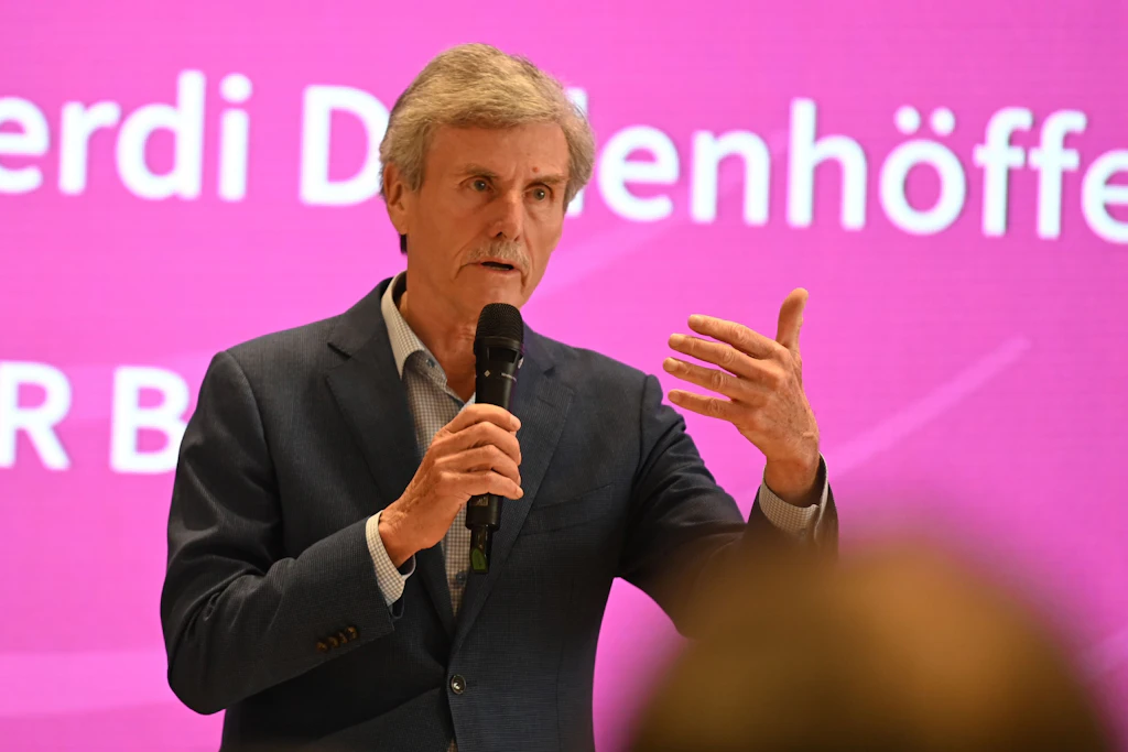 Autoexperte Ferdinand Dudenhöffer kritisiert BMWs Werksanlauf in Ungarn: „Möglicherweise hat man bestimmte Risiken nicht richtig eingeschätzt“, sagt er.